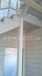 Светлая лестница из лиственницы Светлая лестница из лиственницы