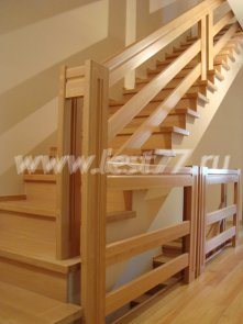 Поворотная лестница для загородного дома 03