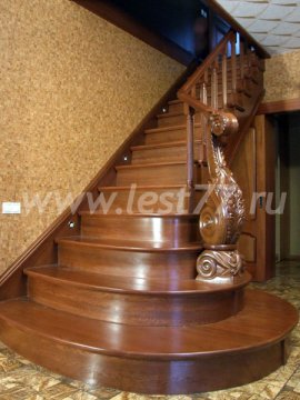 Деревянная лестница с полукруглыми ступенями 01-01