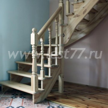 Лестница с забежными ступенями из сосны 35-05