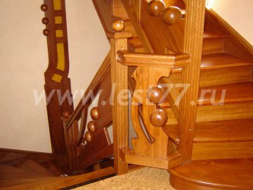 Поворотная деревянная лестница из лиственницы 02-03