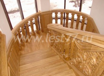 Межэтажная деревянная лестница из массива лиственницы 02-04