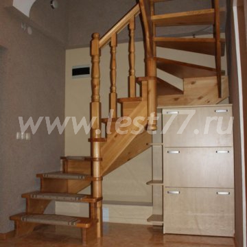 Полукруглая лестница с ковриком 35-07