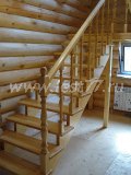 Поворотная небольшая лестница из сосны 07-21