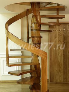 Небольшая винтовая деревянная лестница на второй этаж 08-02
