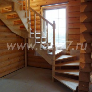 Полукруглая открытая лестница из сосны 35-08 Полукруглая открытая лестница из сосны 35-08