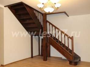 Деревянная лестница с разворотом на 90 06-04