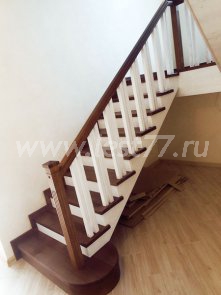 Закрытая двухмаршевая лестница из массива 15-17 Закрытая двухмаршевая лестница из массива 15-17